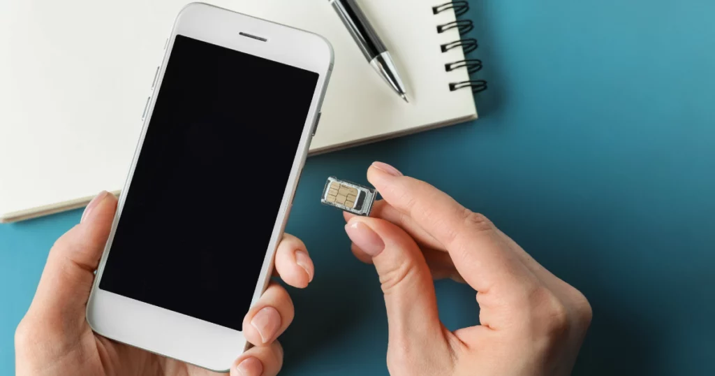 difference entre carte sim et esim photo montrant un téléphone avec une carte sim
