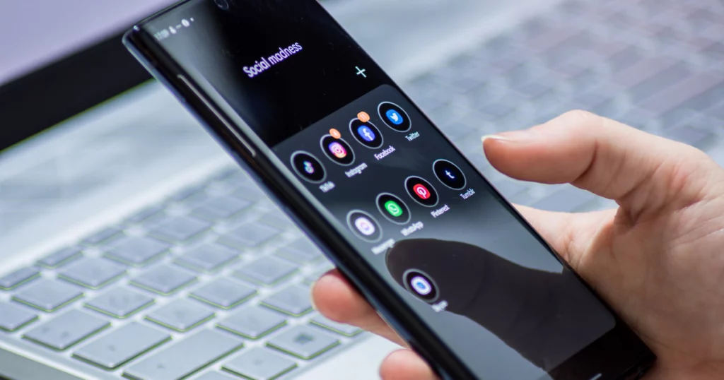 photo d'un téléphone avec applications pour illustrer la sauvegarde des données avant changement de carte sim