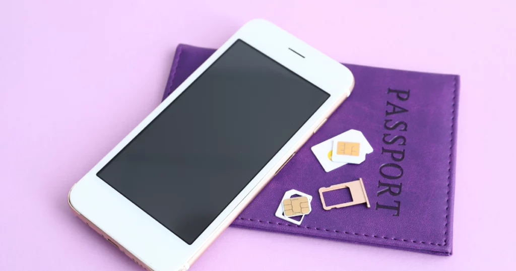 photo téléphone avec une carte sim et un passeport pour illustrer le roaming en amérique du nord