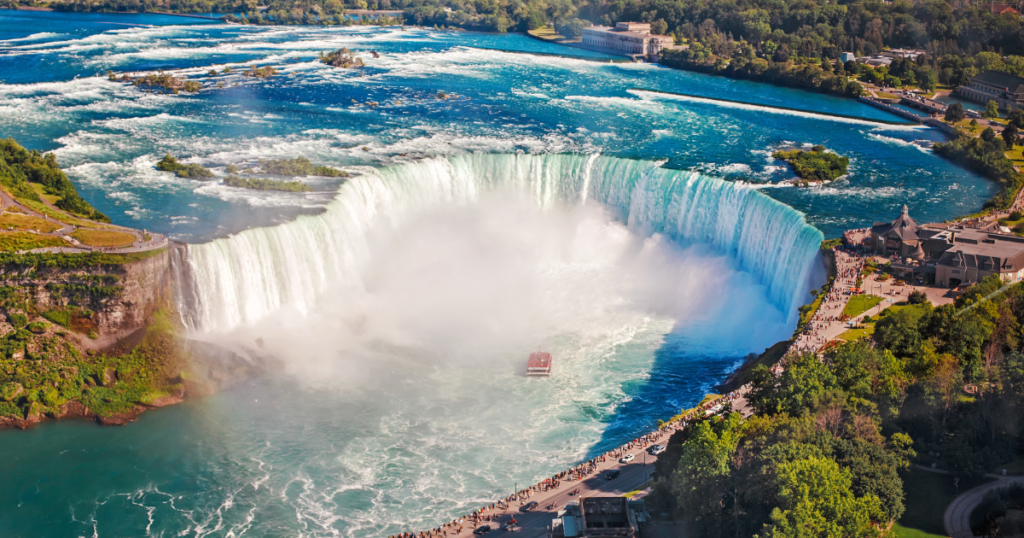 photo d'un grand lac et ses chutes au Canada lors d'un voyage en famille.