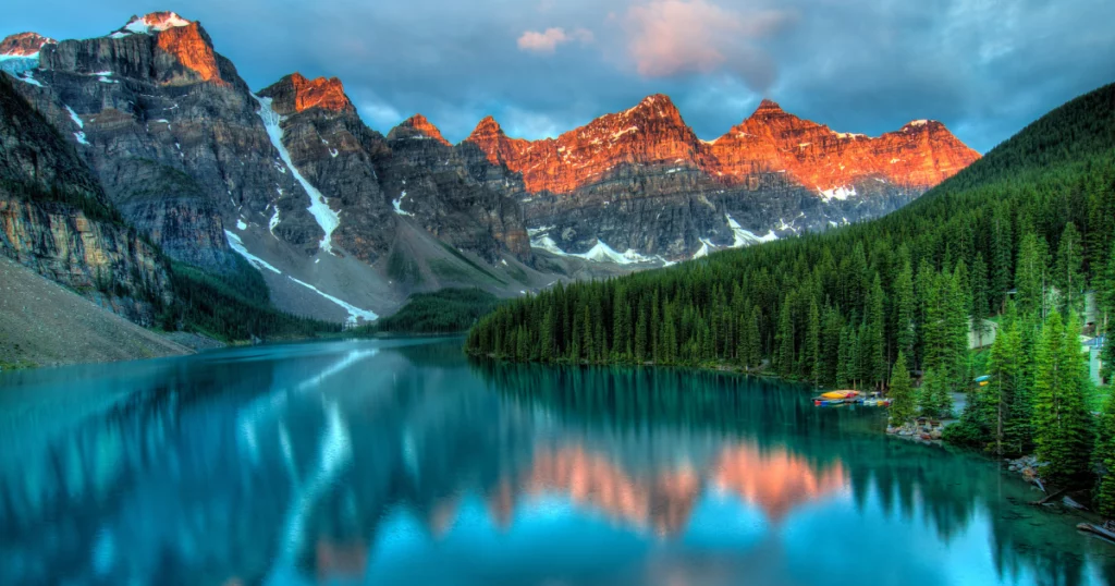 photo d'un paysage du canada entre montagne et fleuve pour un voyage en famille.