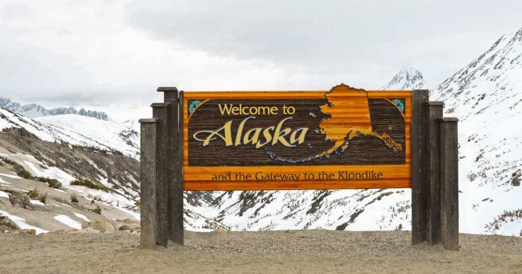 photo d'un panneau bienvenue en alaska pour illustrer les voyages en Alaska et l'achat de carte sim prépayée