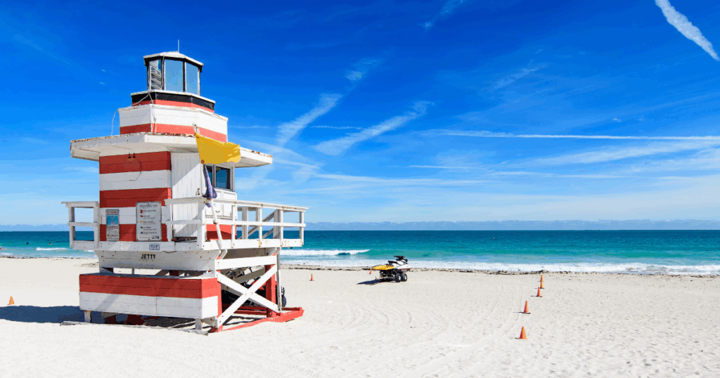 Photo d'une plage de Miami pour illustrer le fait de trouver des solutions pour avoir internet à Miami.